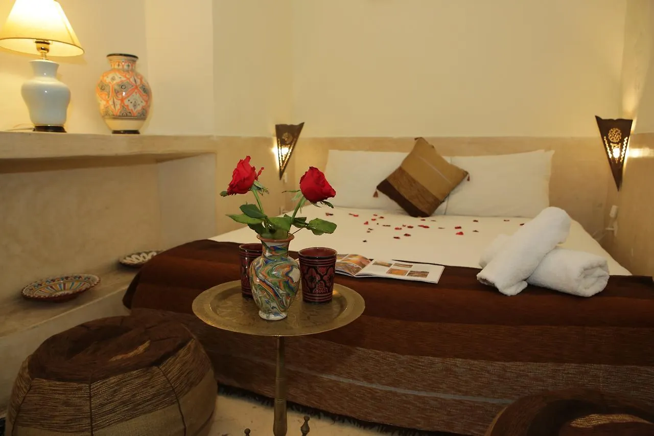 Riad White Flowers