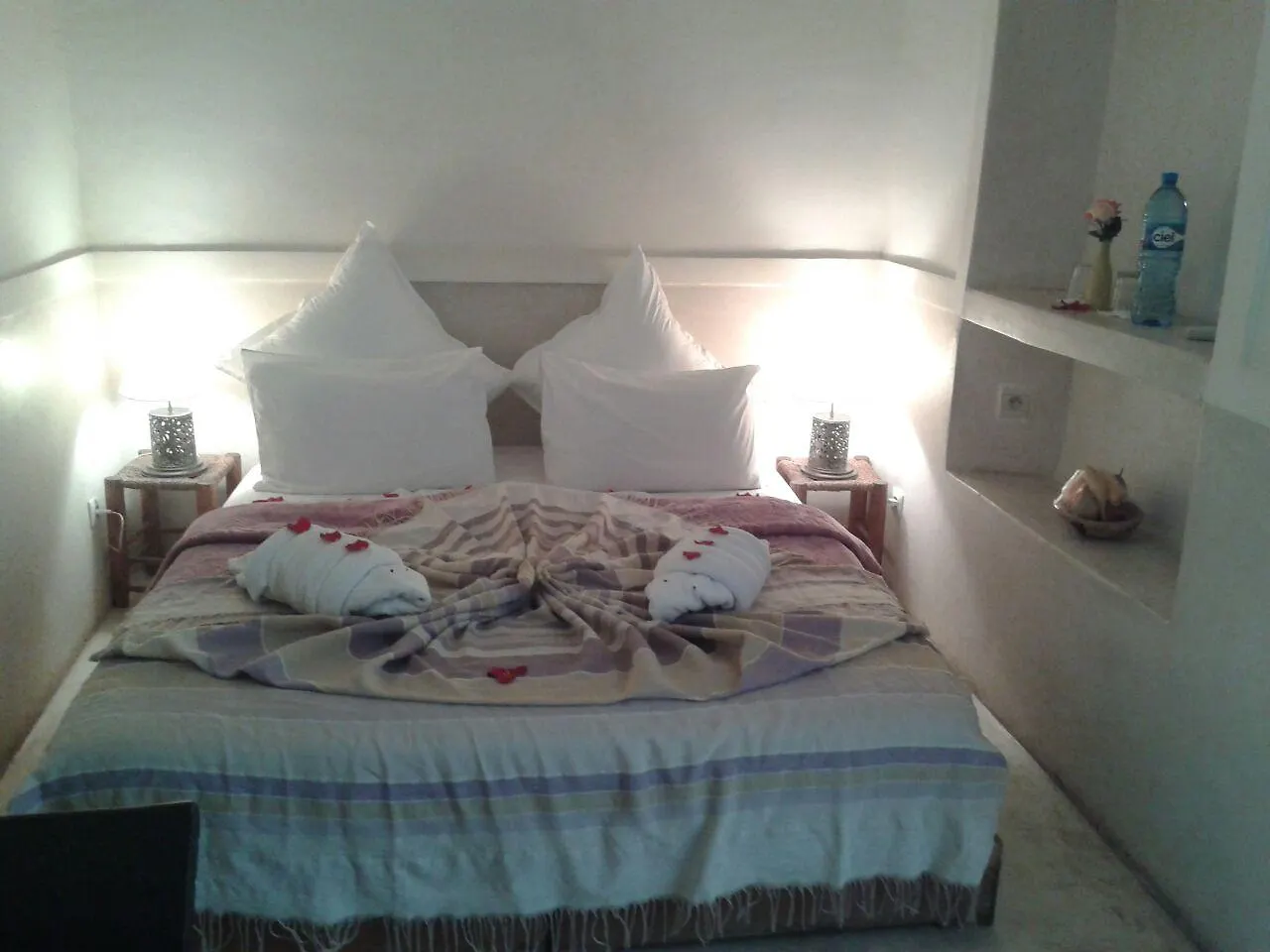 Riad White Flowers