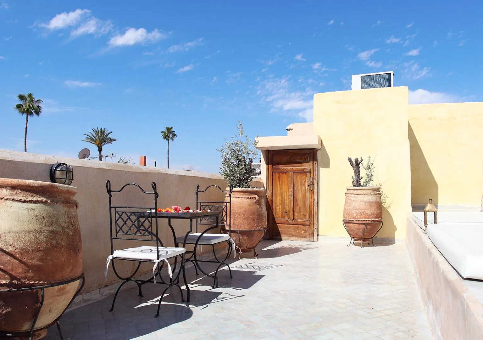 Riad White Flowers