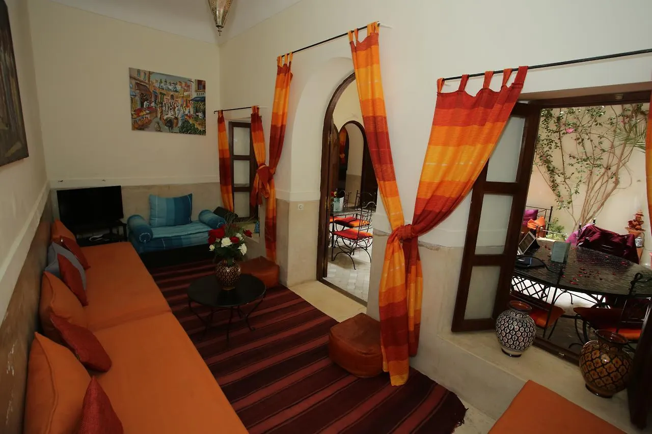 מרקש Riad White Flowers
